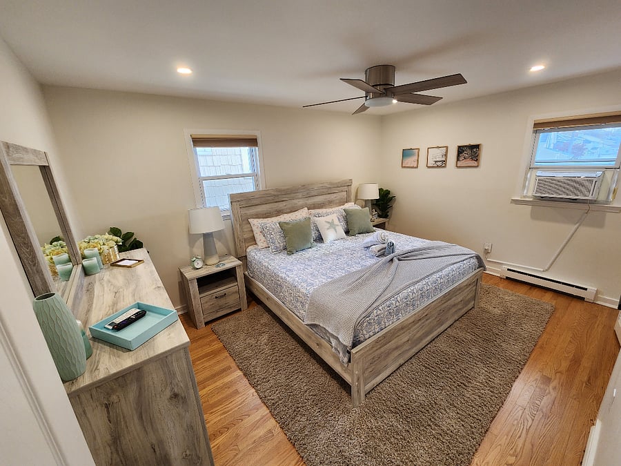 Bedroom 2 (King Bed)