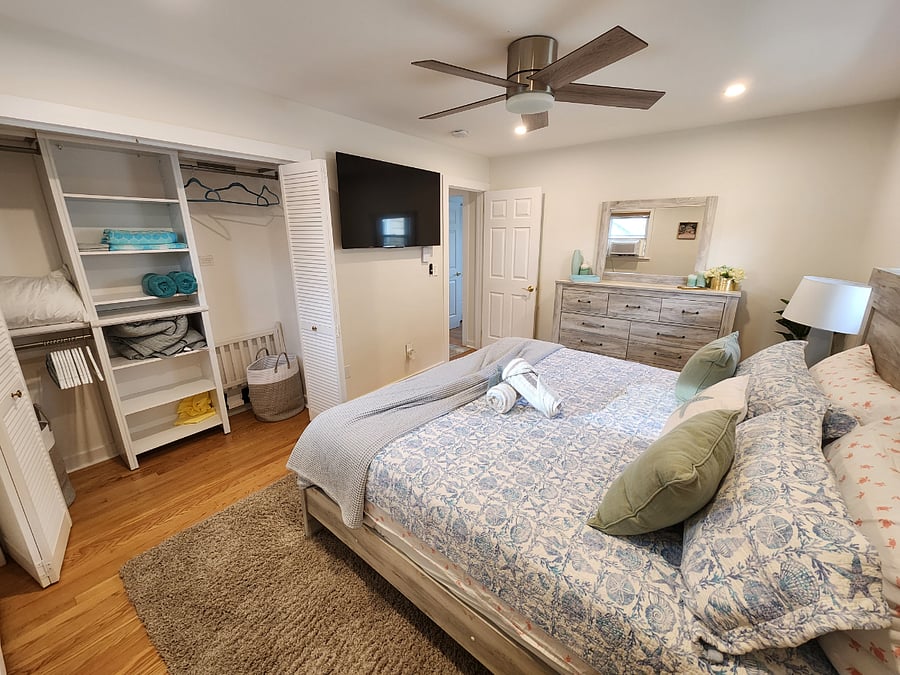Bedroom 2 (King Bed)