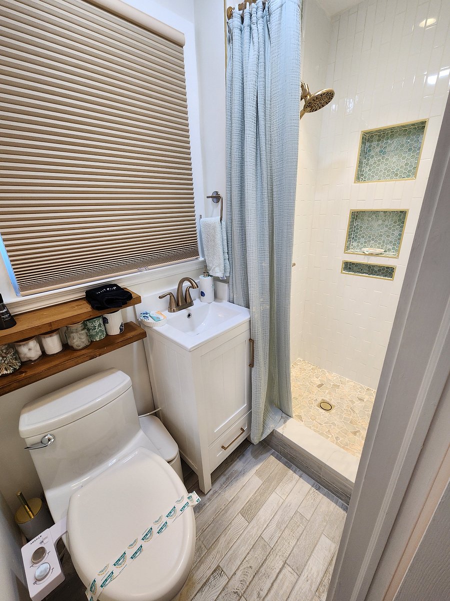 1st Floor Bathroom