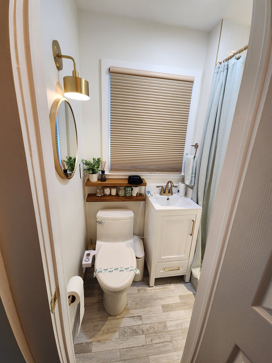 1st Floor Bathroom
