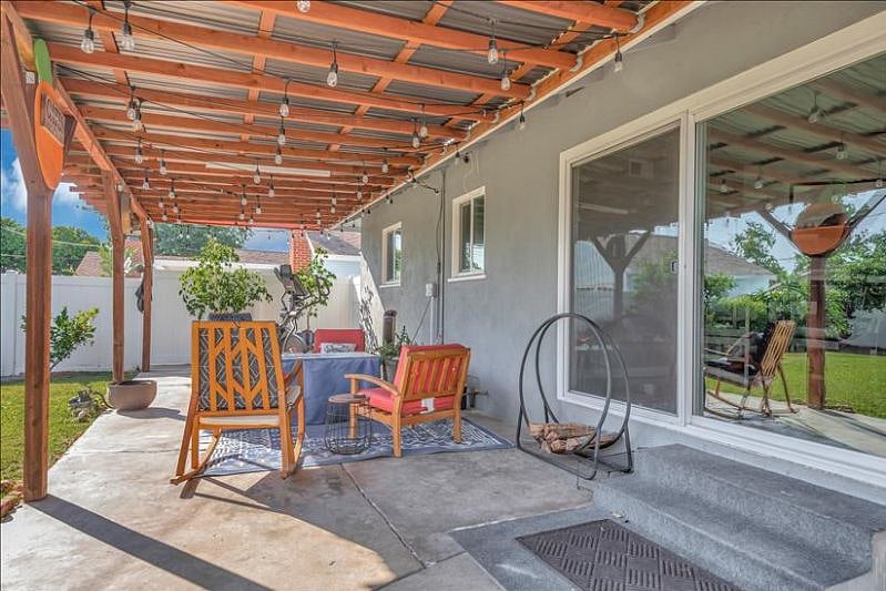 Cozy patio: Gas firepit, seating for 4, ambient lighting, exercise space (elliptical & kettlebells), and a smoker for BBQing.