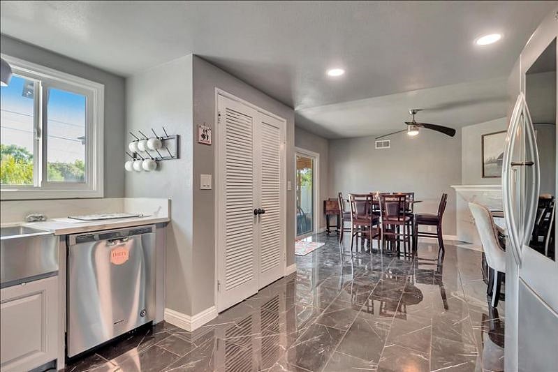 Cozy kitchen dining: Fireplace, 6-seat table, inviting ambiance.