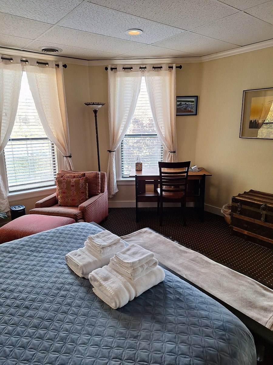 The Nene Room- Desk Area
