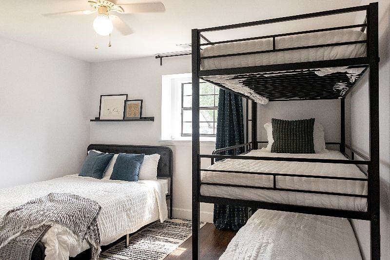 Queen bed & 3 bed bunk in bedroom #3