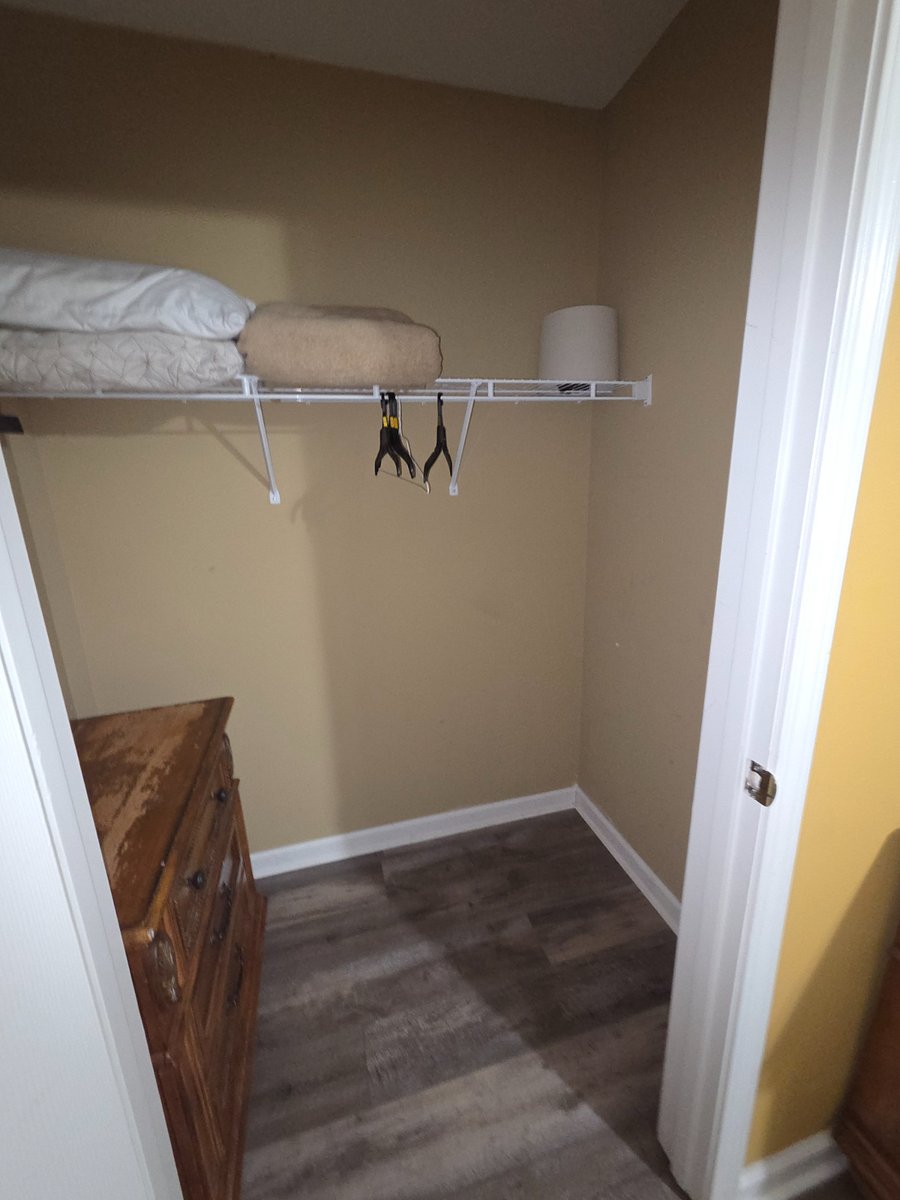 Masturb bedroom walk-in closet