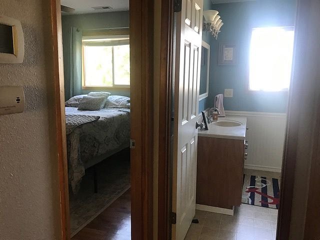 This is the set up of room and bathroom location.
