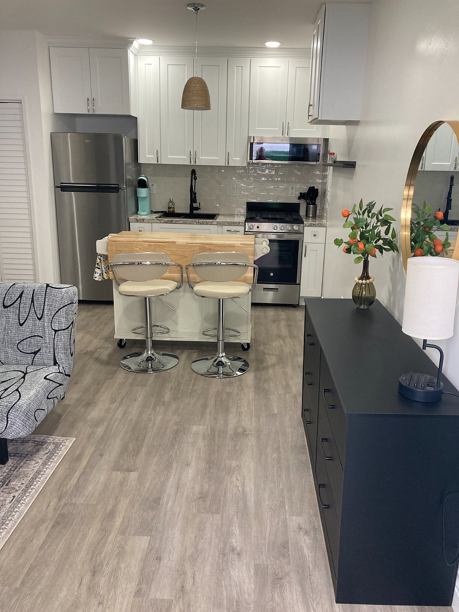 Entrance into living room and kitchen.