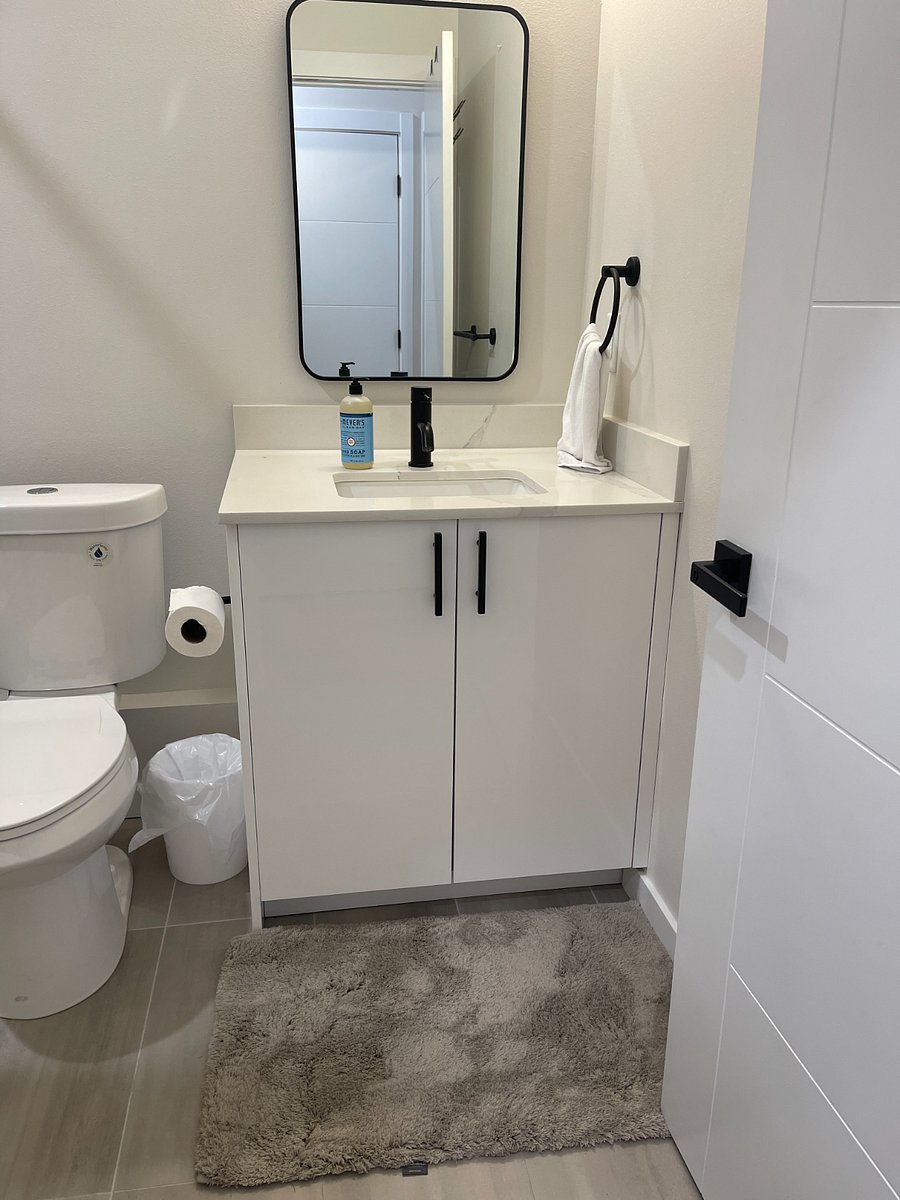 Shared bathroom between bedroom #1 and #2