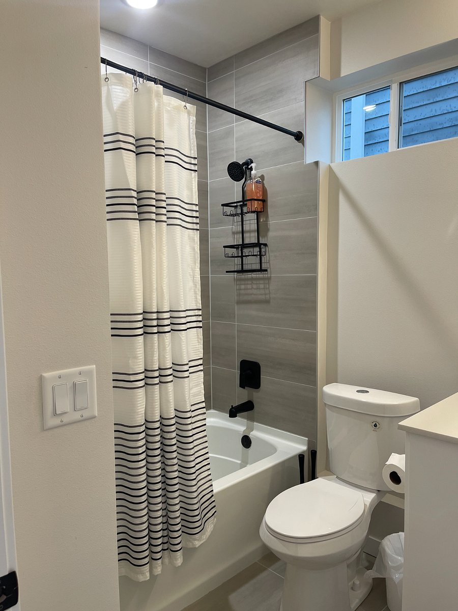 Shared bathroom between bedroom #1 and #2