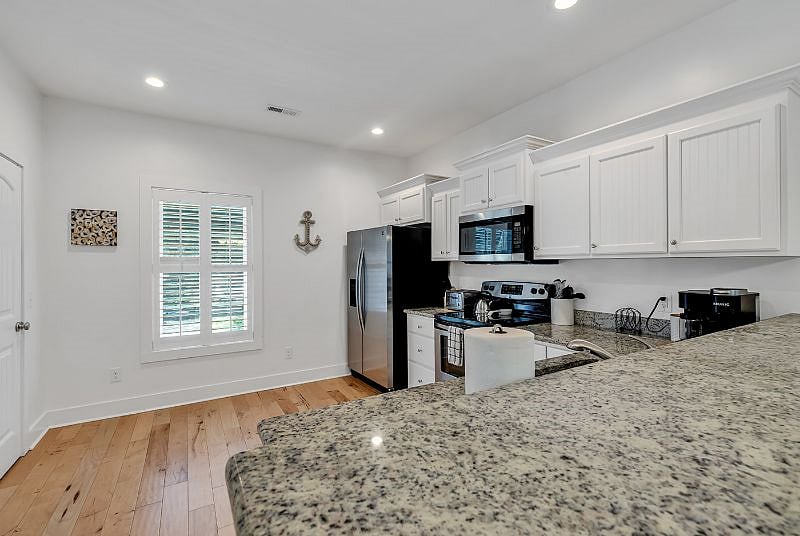 Full kitchen and large pantry 