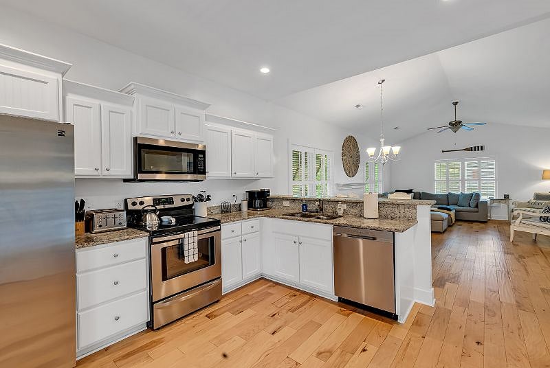 Full kitchen and large pantry 