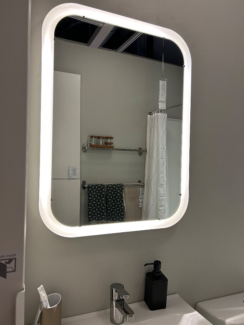 Love this hotel style mirror! Hello gorgeous!