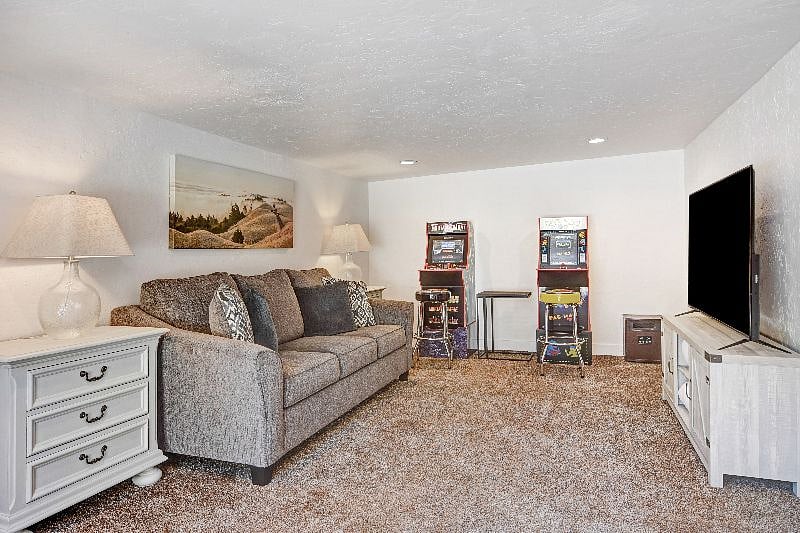 Bonus Room with arcade games. Sliding doors to go out onto the patio