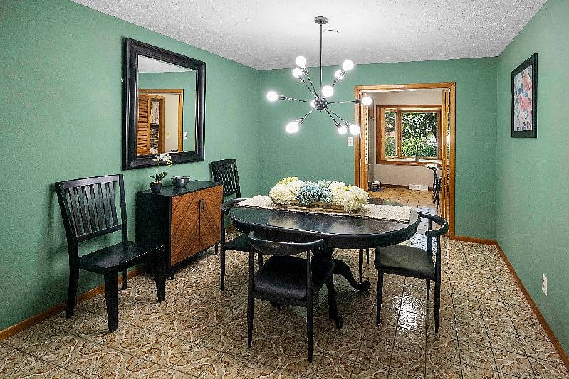 Dining room seats up to 6