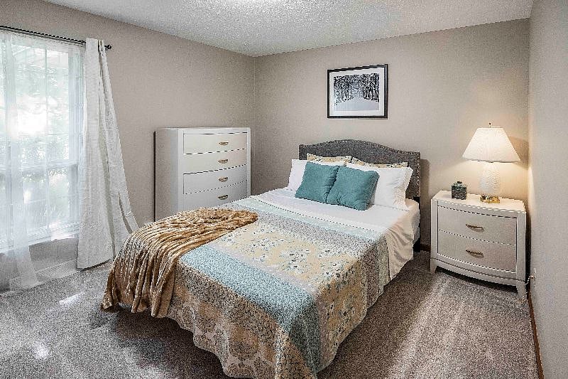 Guest room 1 with Queen bed
