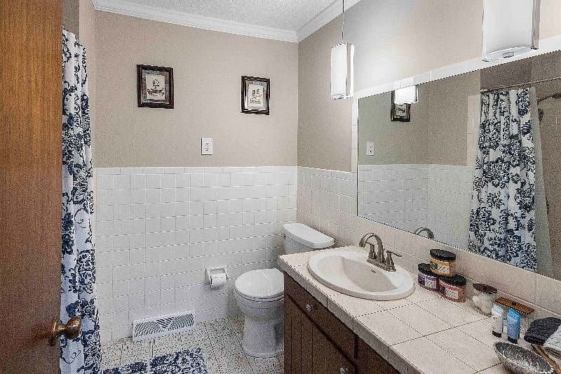 Hall / Guest bathroom