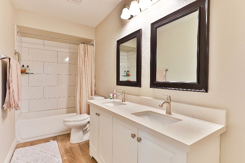 Common bathroom with dual vanity
