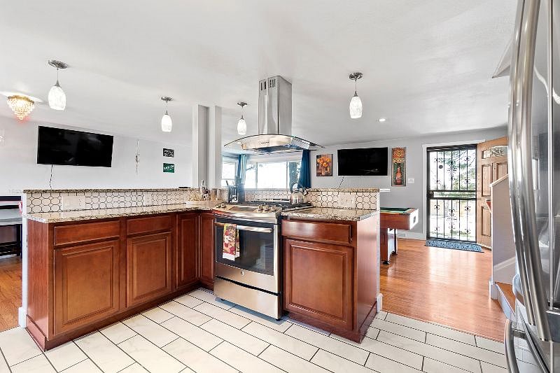 Gas Range / Fully Equipped Kitchen