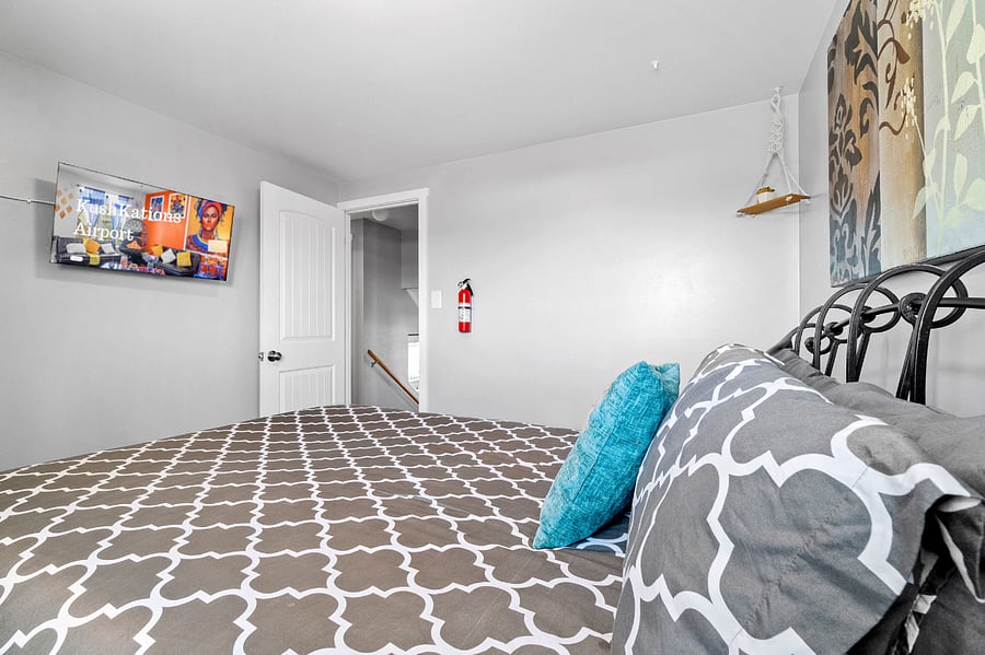 Sleep Royalty: Queen Bed Elegance Paired with Roku TV
