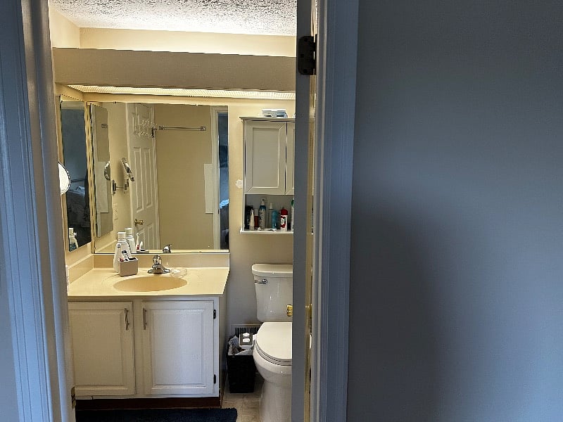 Full bath connected to master bedroom