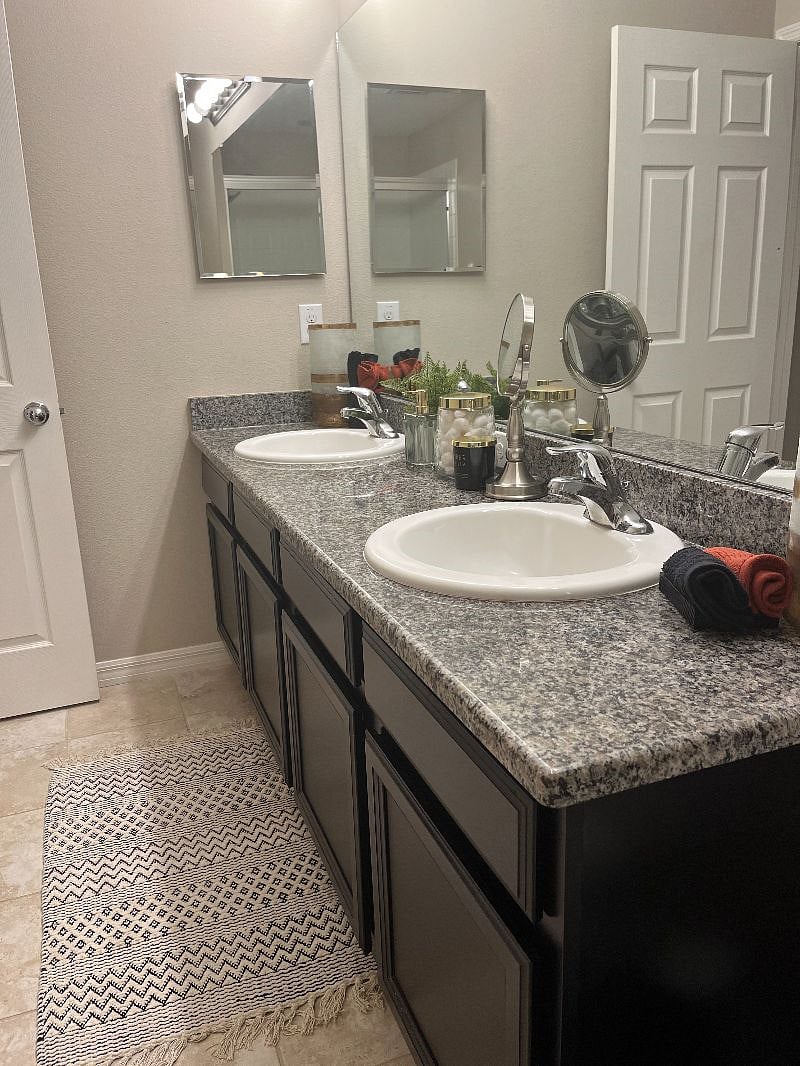 2nd Floor - Master Bathroom