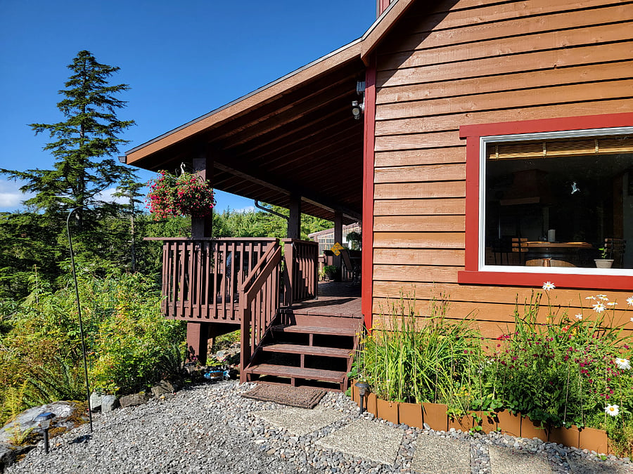 Enter the house via these 4 stairs