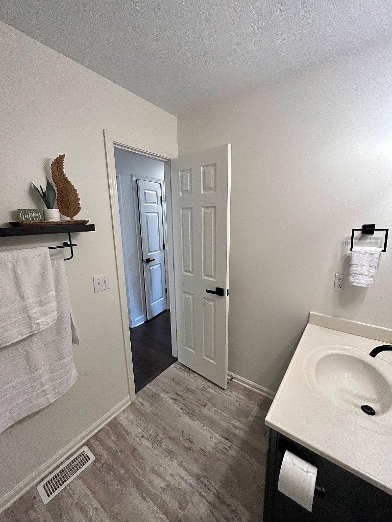 main bathroom with bath/shower combo