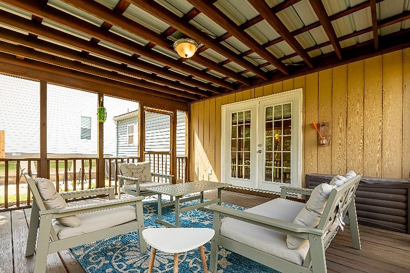 Screened in porch