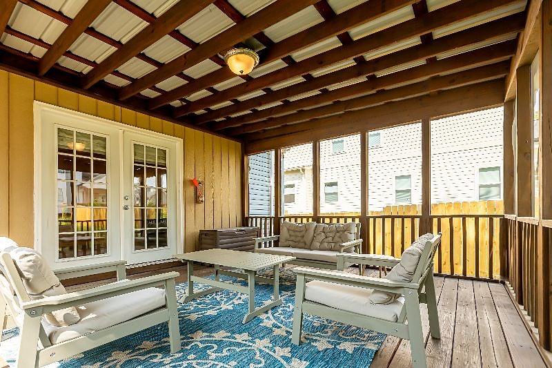 Screened in porch