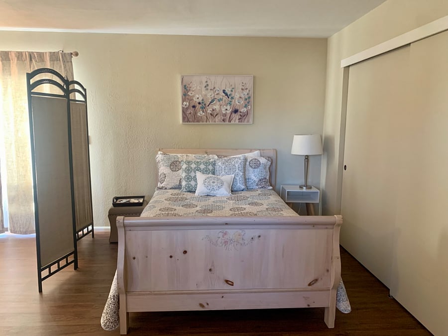 Full size bed
