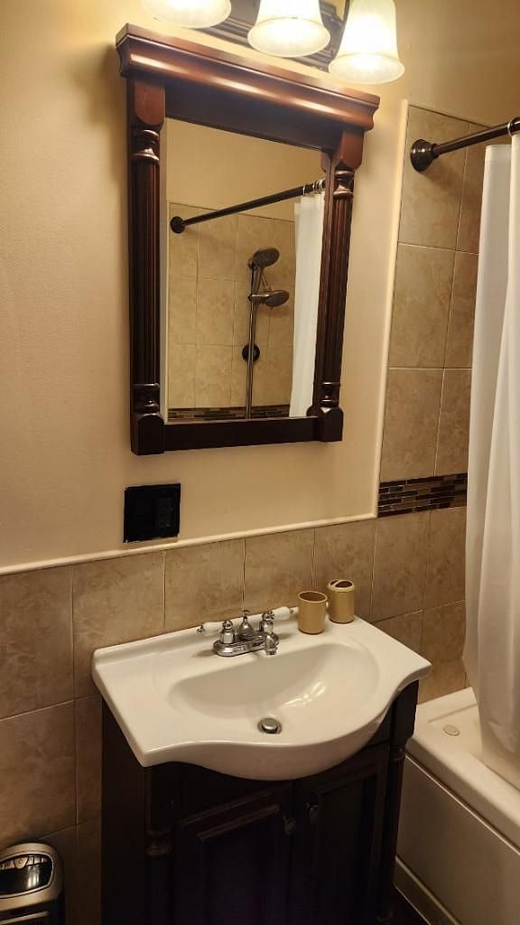 Second Level -Bathroom#1