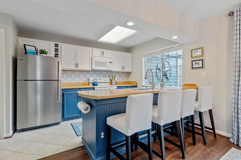 Breakfast Bar w/Stools