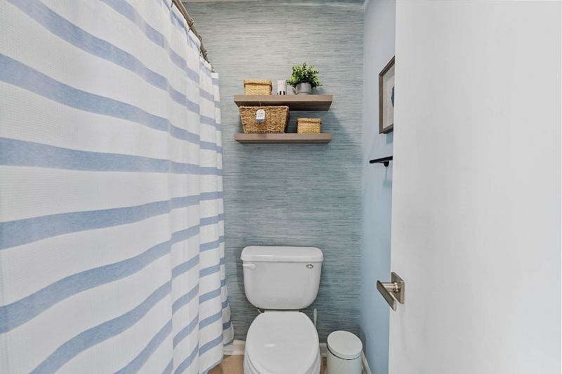 Bath 2 Toilet and Tub