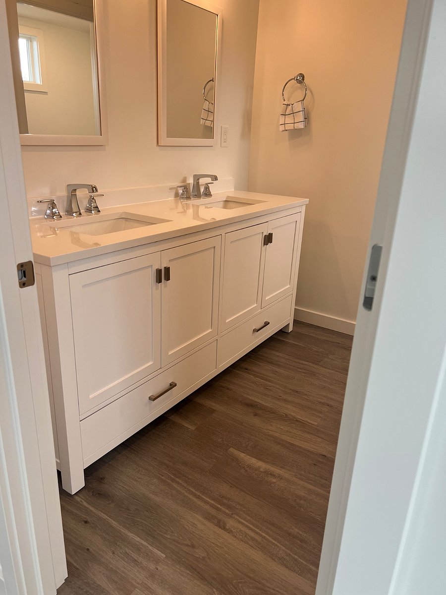 Master bath. Double sink
Shower tub