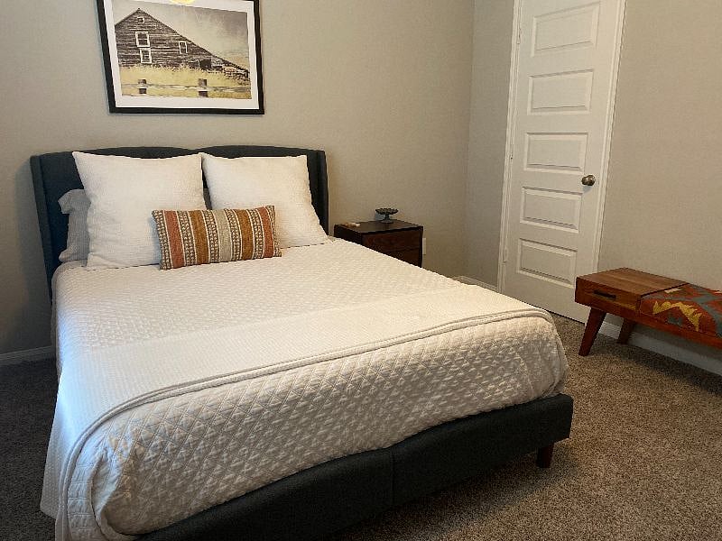 Bedroom 2 (Queen)