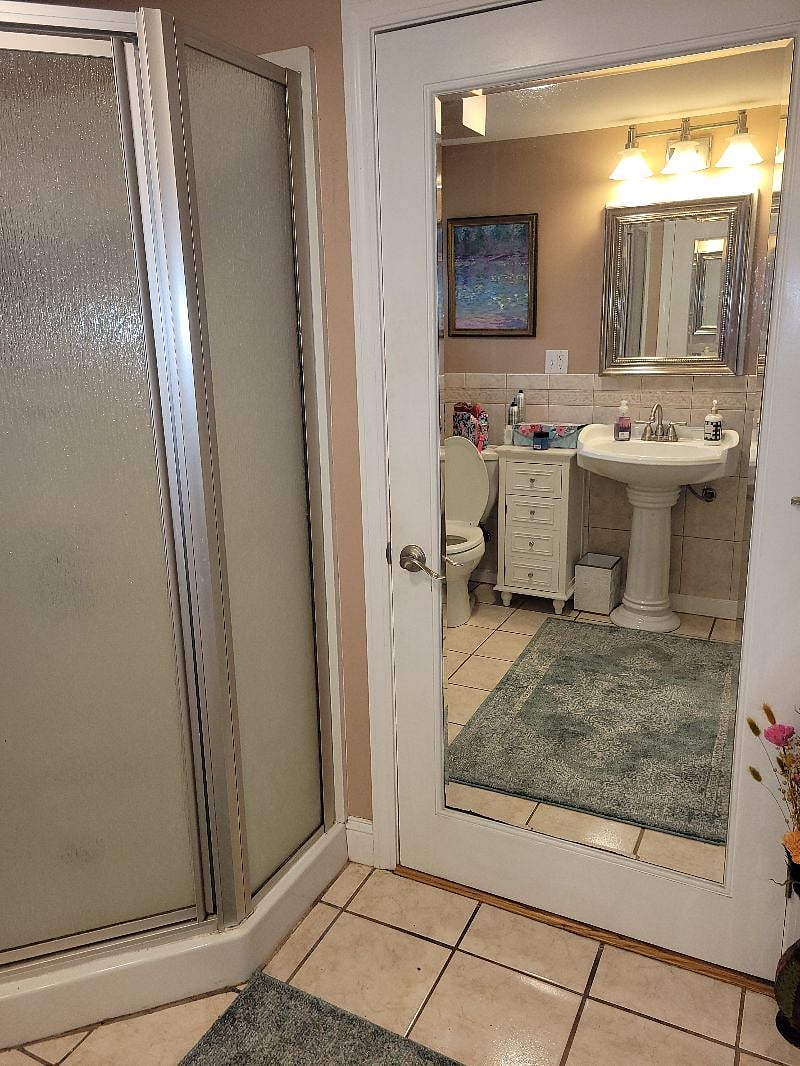 Downstairs full bath with laundry room
