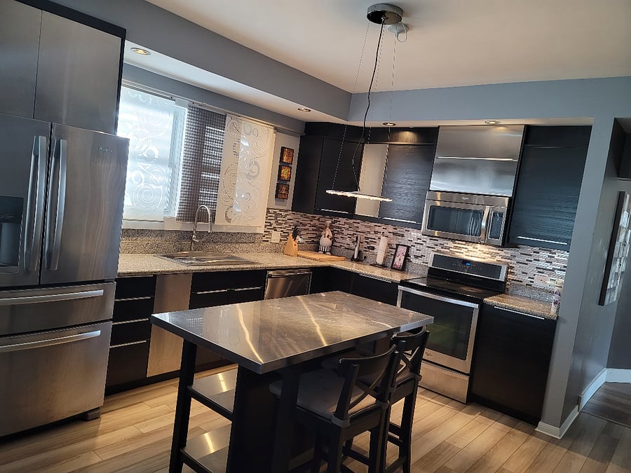 Kitchen - Full size stove, oven, microwave, refrigerator, diswasher