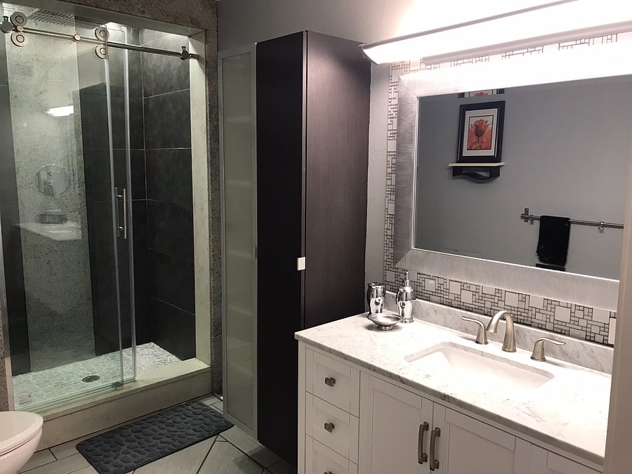 Bathroom w shower.
