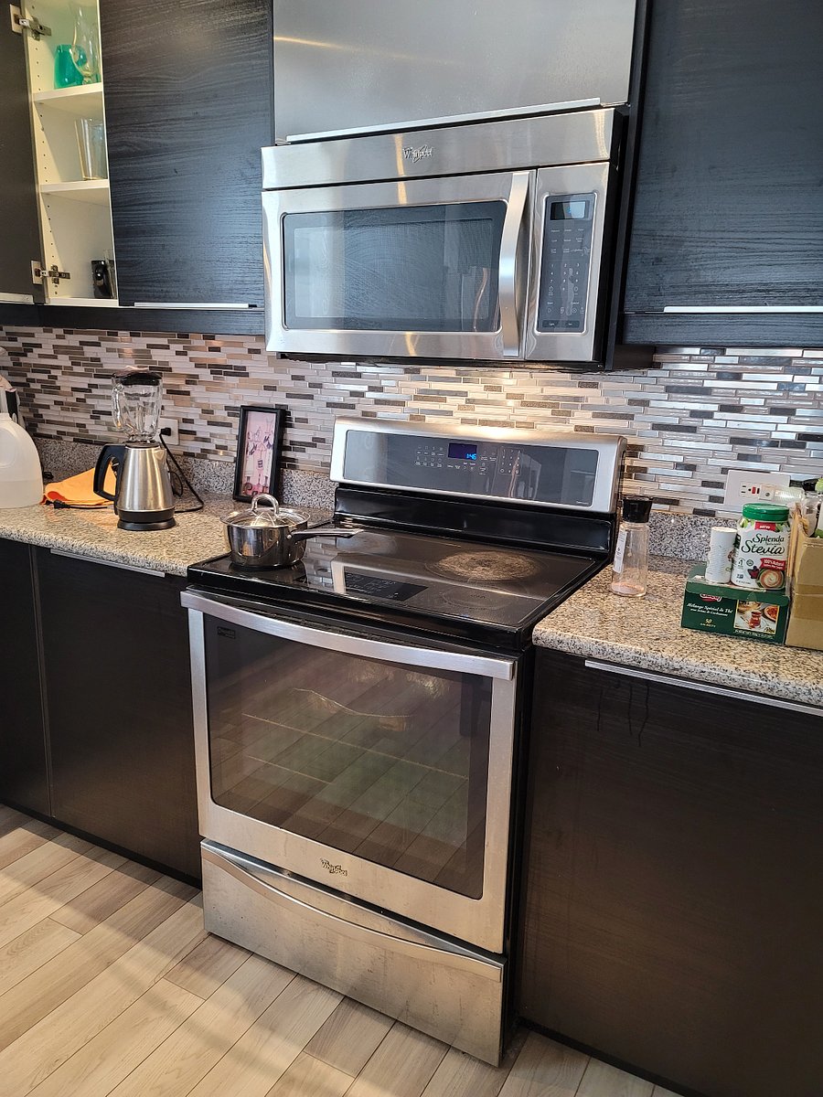 Fullsize Stove, oven and microwave