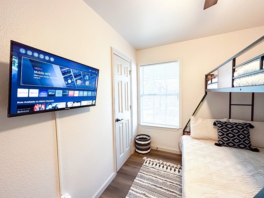 Bunk Bedroom, Smart TV