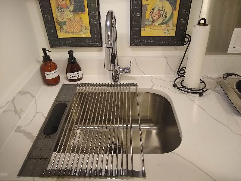 Roll-up dish drying rack.