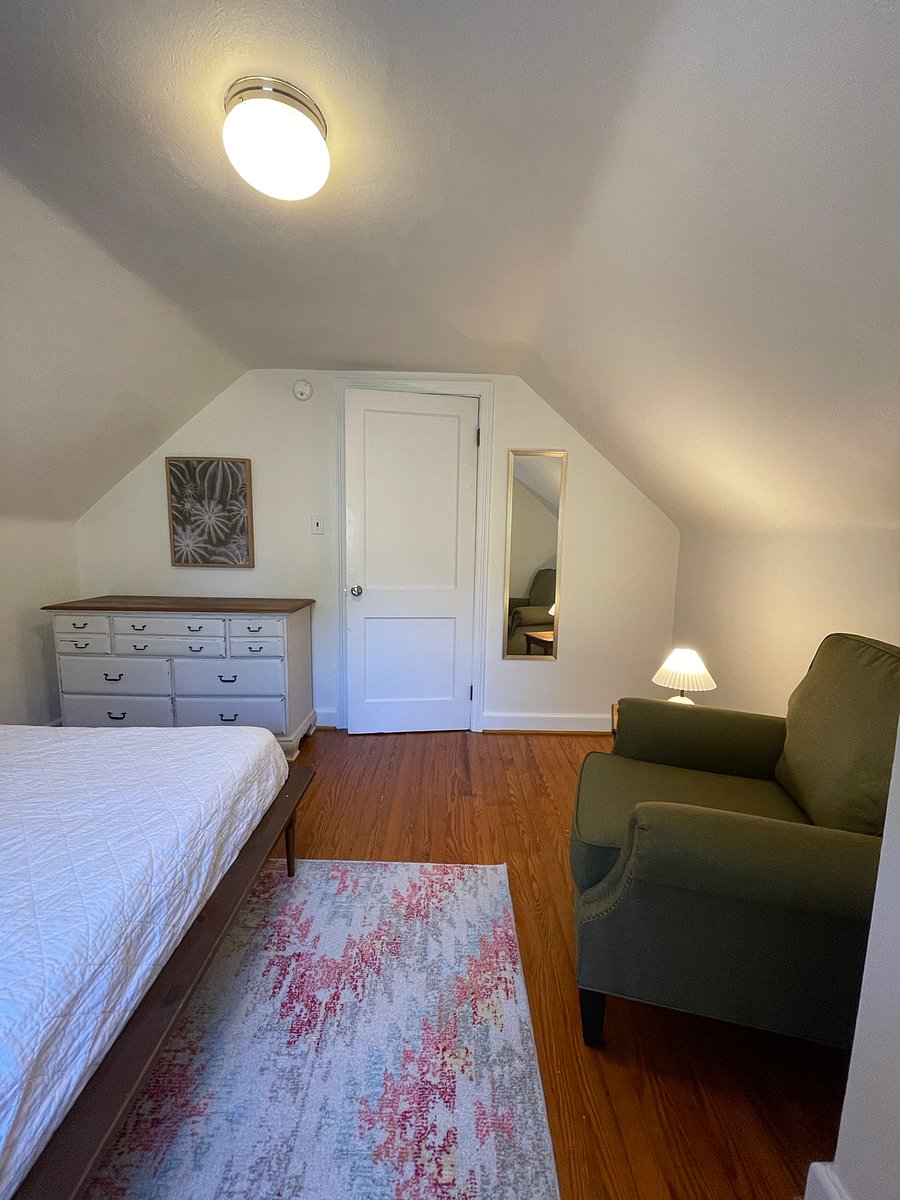 Bedroom 3 Queen Bed, upstairs