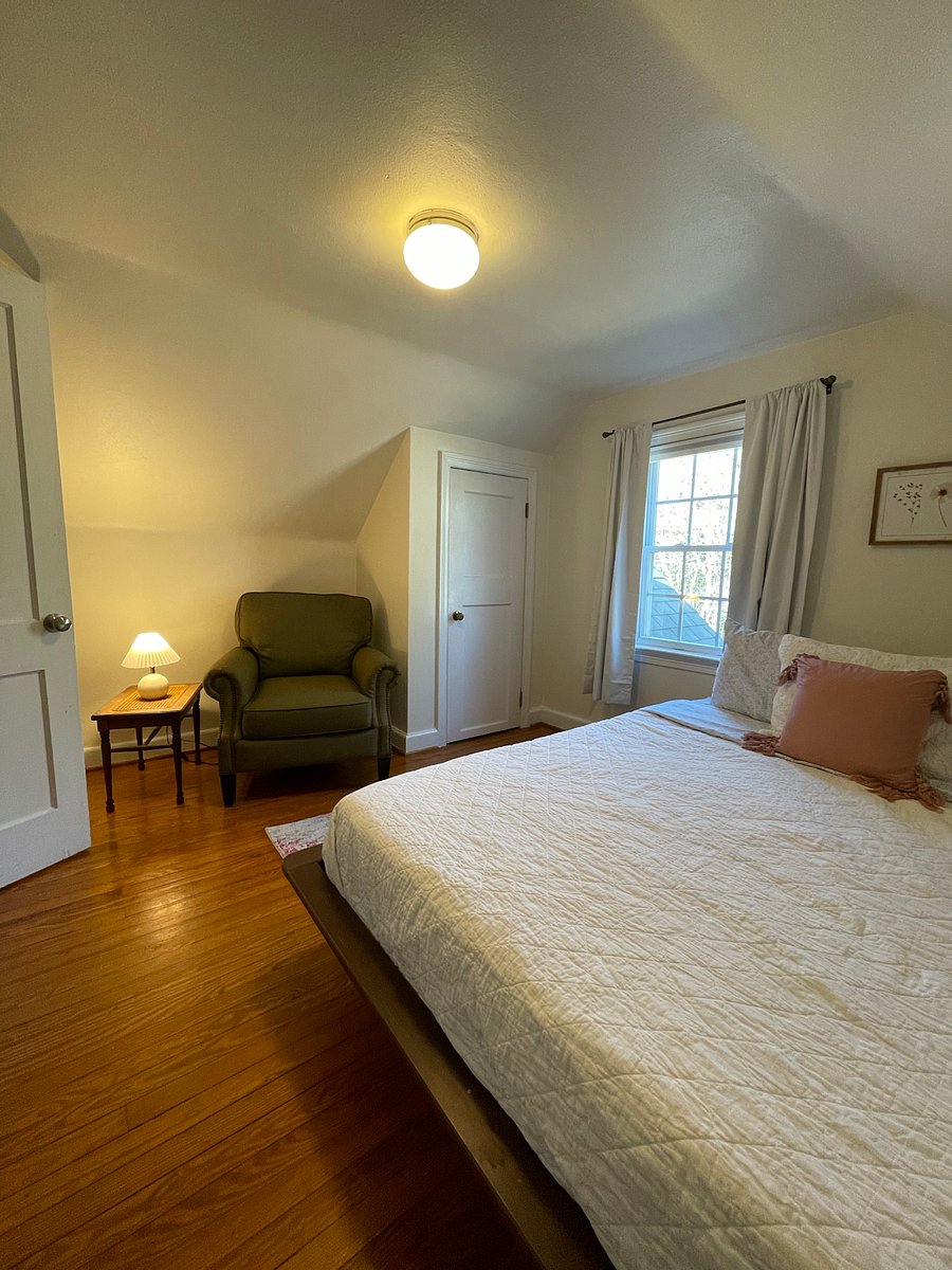 Bedroom 3 Queen Bed, upstairs