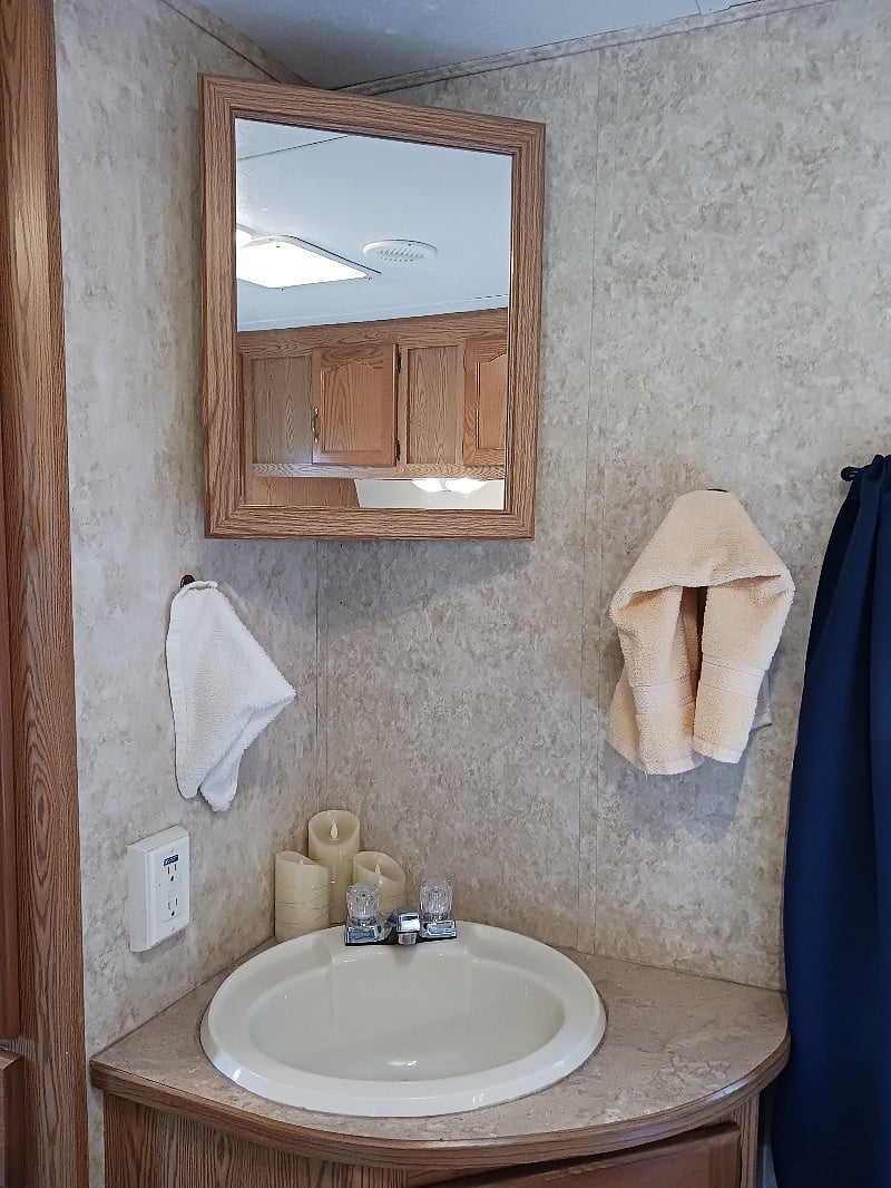 Sink, vanity, mirror