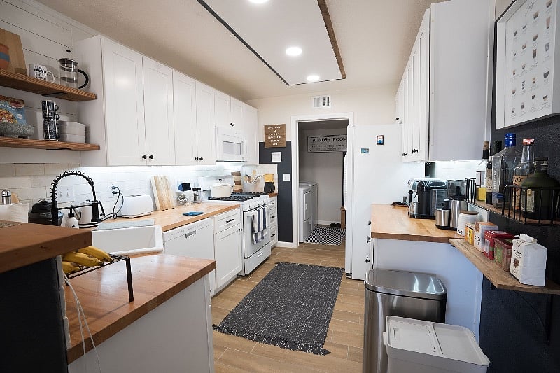 Access to full furnished kitchen. 