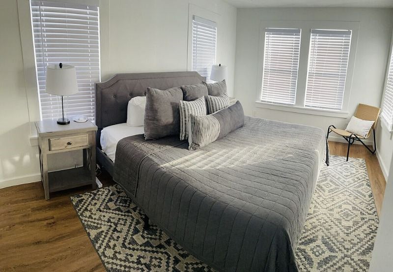 Upstairs bedroom - kind bed (Casper mattress)