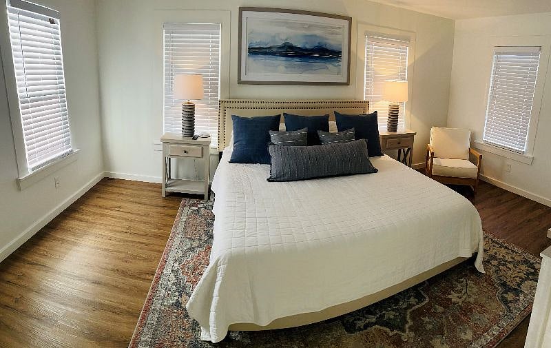 Upstairs bedroom - king bed (Casper mattress)