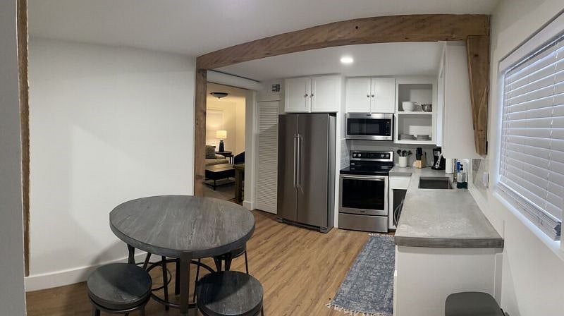 Full kitchen with high top table for 4!