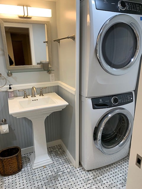 W/D in bathroom, shared with host