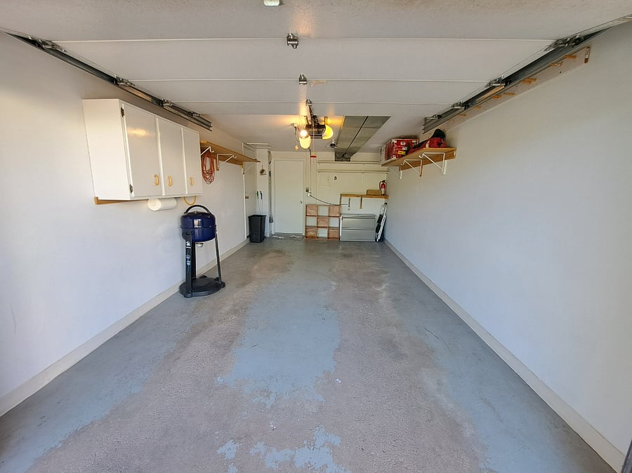 1 car garage with entry to laundry room